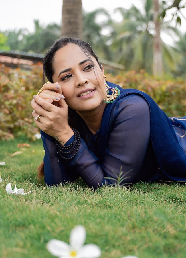 Anasuya looks like this amazing with flowers in the park (photos).4