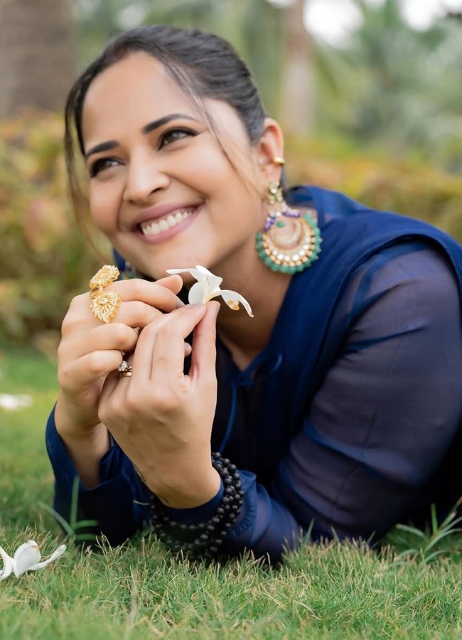Anasuya looks like this amazing with flowers in the park (photos).5