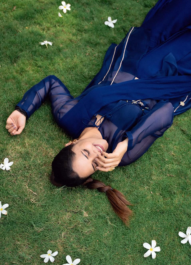 Anasuya looks like this amazing with flowers in the park (photos).7