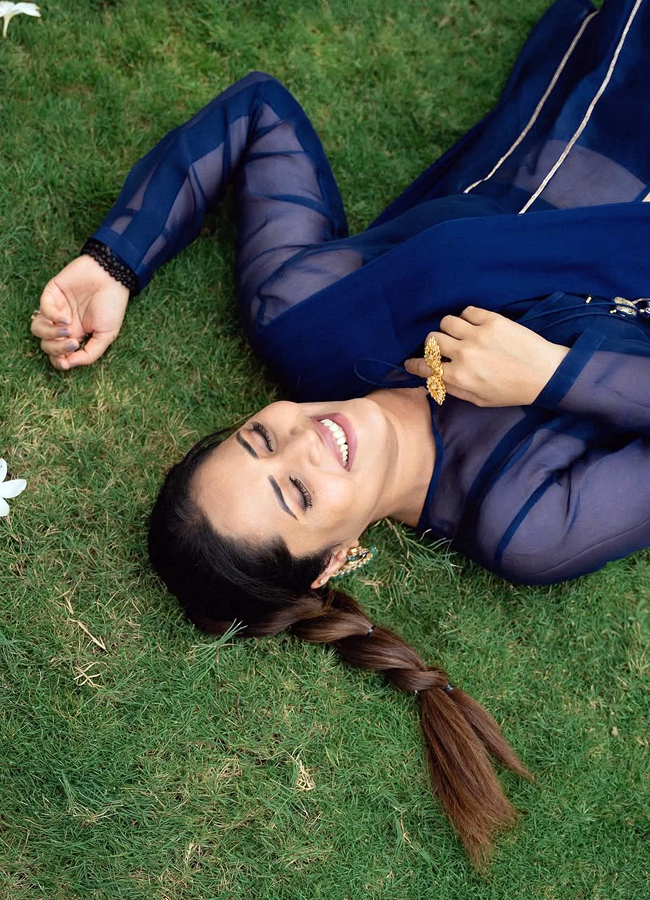 Anasuya looks like this amazing with flowers in the park (photos).8