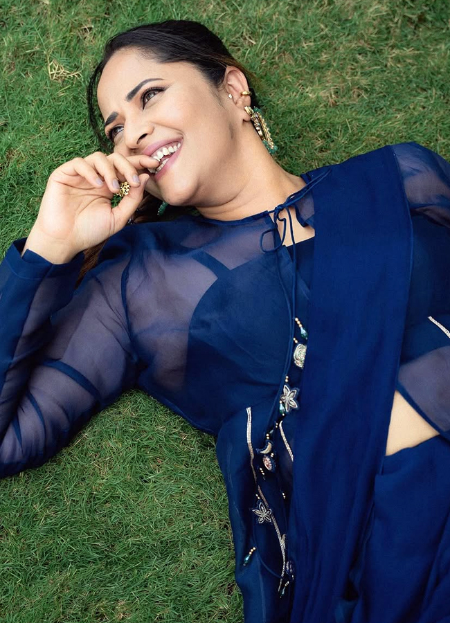 Anasuya looks like this amazing with flowers in the park (photos).9
