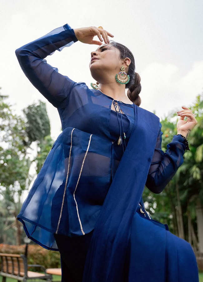 Anasuya looks like this amazing with flowers in the park (photos).10