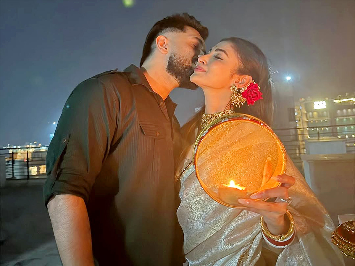 Karwa Chauth 2025 Bollywood Celebration Photos1