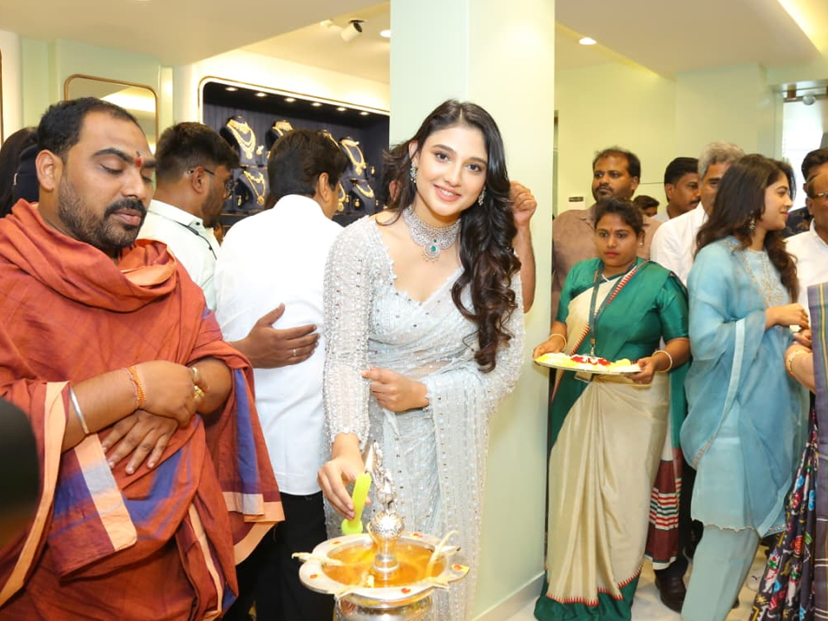 Mirai lead actress Ritika Nayak, Priyanka in Chandanagar, Hyderabad5