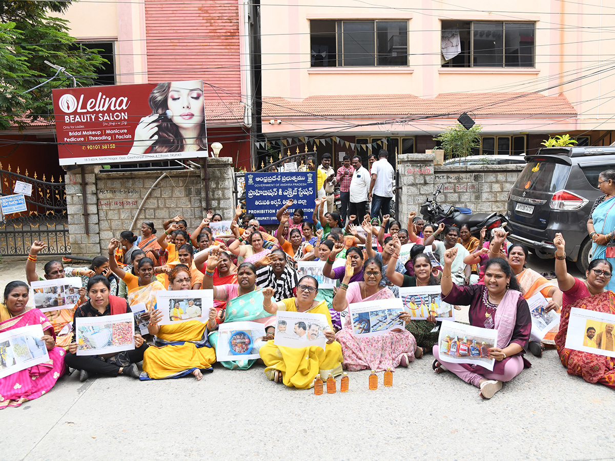 Women Slams Pawan Kalyan and Chandrabab Spurious Liquor Racket16