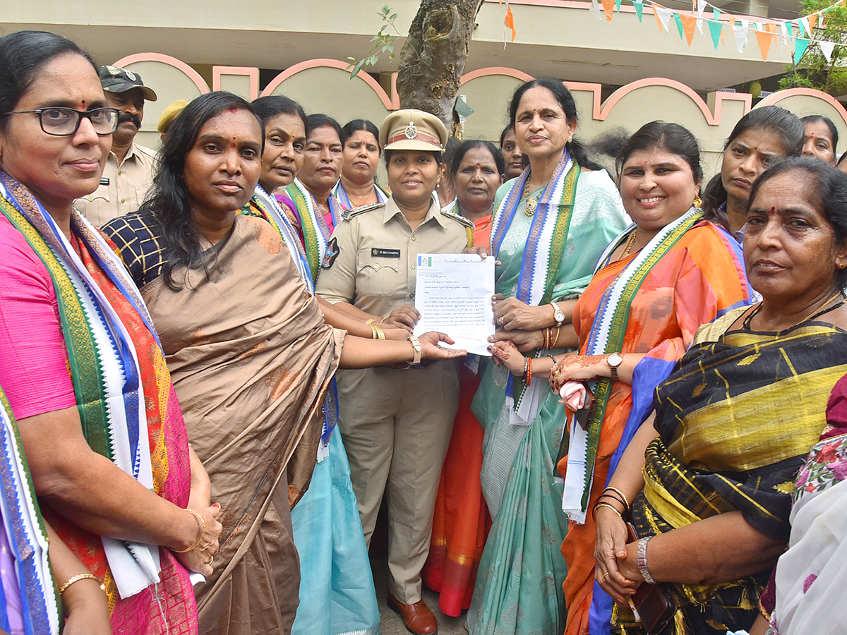 Women Slams Pawan Kalyan and Chandrabab Spurious Liquor Racket6