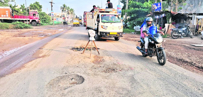 మడుగుల్లా రోడ్లు.. ప్రయాణానికి పాట్లు 1