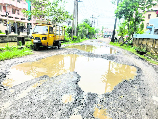 మడుగుల్లా రోడ్లు.. ప్రయాణానికి పాట్లు 2