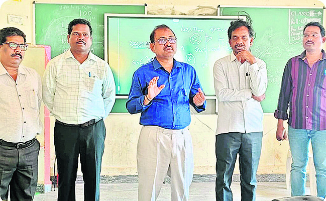ఆట, పాటలతో బోధించాలి1