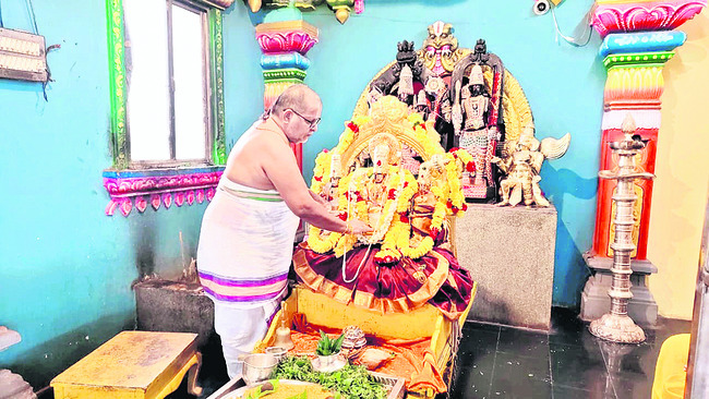 రామయ్యకు  సువర్ణ పుష్పార్చన1