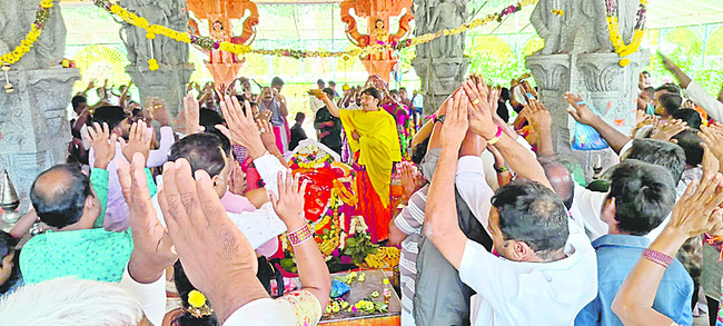 చాకరిమెట్లలో పూజలు 
1