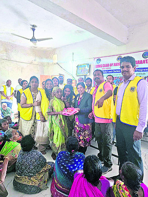 పేదలకు దుస్తులు పంపిణీ 1