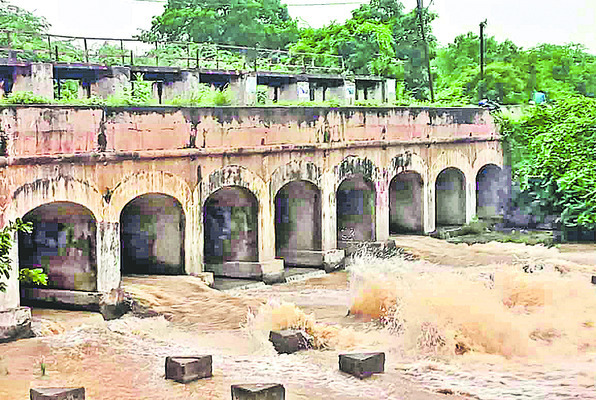 కూలిన ఆలేరు రిటైనింగ్ వాల్ 1
