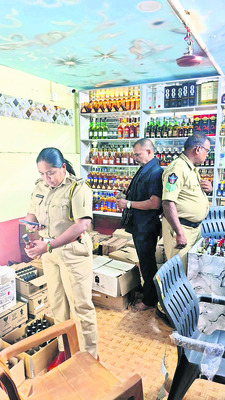 మద్యం దుకాణాల్లో తనిఖీలు 1
