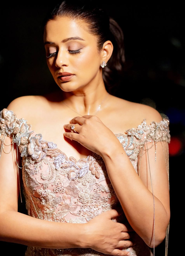 Priyamani in designer dress at Filmfare Awards ceremony (photos)3