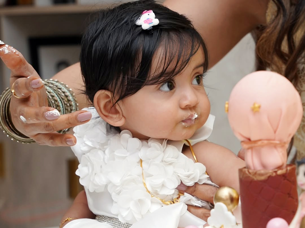 Comedian daughter 'half-year' birthday celebrations (photos)4