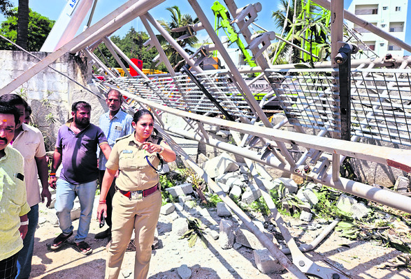 ఇళ్ల మీద పడిన క్రేన్‌..  5మందికి గాయాలు 1