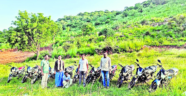 ‘వరం’లో జోరుగా కోడి పందేలు1