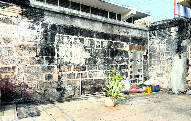 అప్రదక్షిణ మార్గంలో క్యూలైన్ నిర్మాణమా? 1
