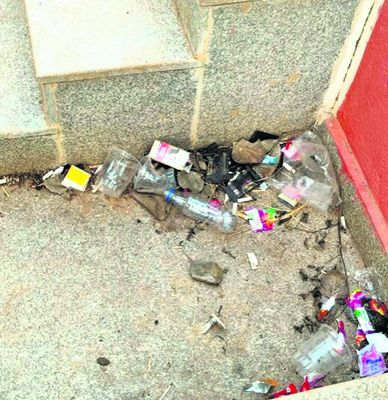 మందుబాబులకు అడ్డాగా.. శ్రీవారి పుష్కరణి 1