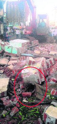 కూలిన కల్వర్టు రక్షణ గోడ – ఇద్దరికి గాయాలు
1
