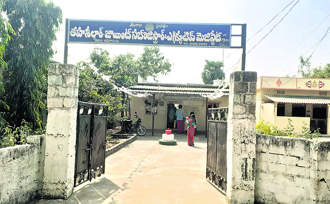 తొమ్మిదేళ్లయినా అద్దెభవనాల్లోనే..1