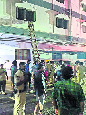 లాడ్జిలో అగ్నిప్రమాదం1
