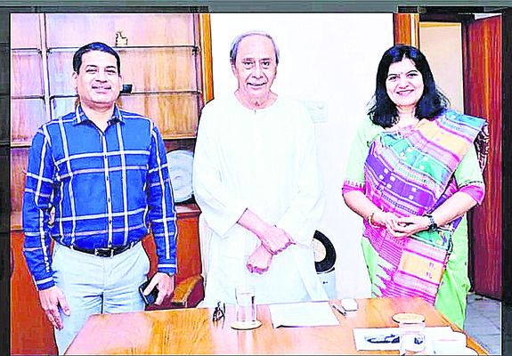 నవీన్ పట్నాయక్ను కలిసిన ఎంపీ దంపతులు1