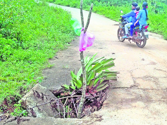 వర్షాలకు కూలిన కళామందిరం, కల్వర్టు1