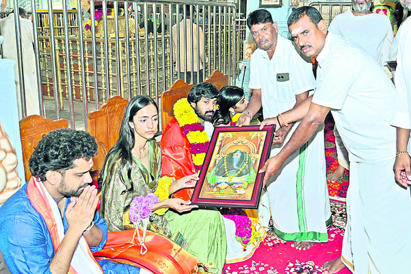 వరసిద్ధుని సేవలో  జూనియర్‌ ఎన్టీఆర్‌ సతీమణి 
1