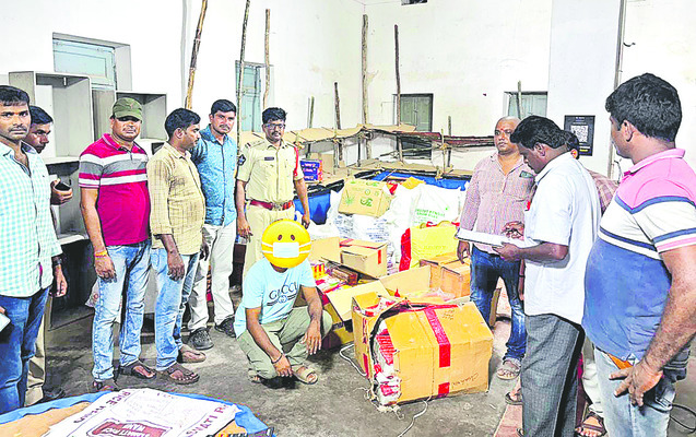 రూ.ఐదు లక్షల దీపావళి సామాన్లు సీజ్ 1