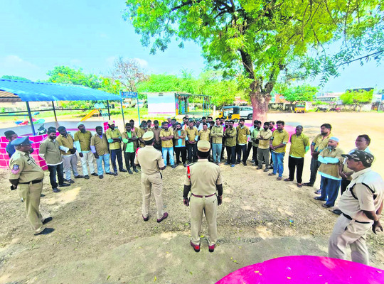 పరిమితికి మించి ప్రయాణికులను ఎక్కించొద్దు 1