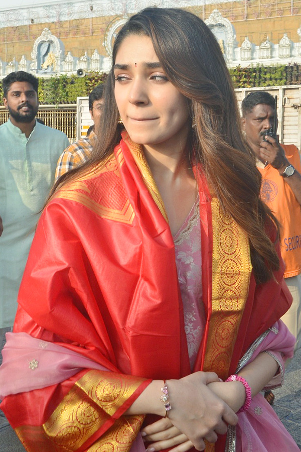 Actress Krithi Shetty Visited Tirumala Tirupati Temple Photos9
