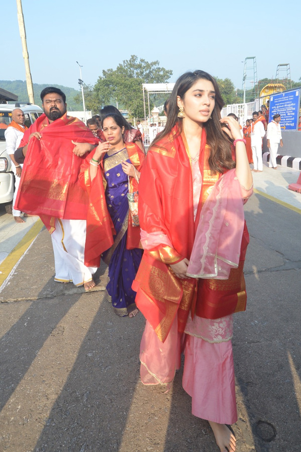 Actress Krithi Shetty Visited Tirumala Tirupati Temple Photos10