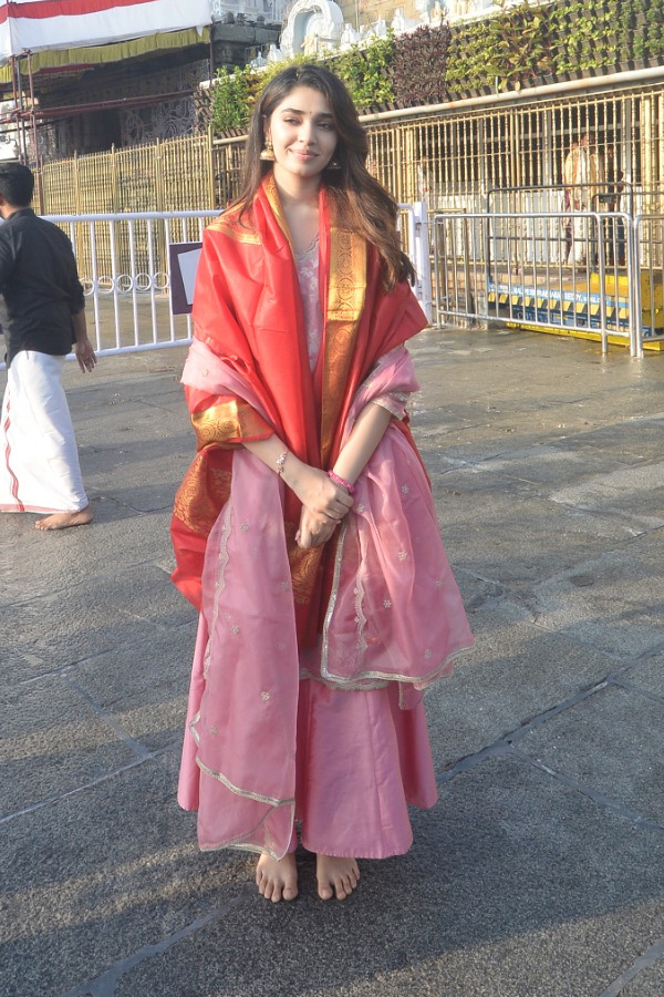 Actress Krithi Shetty Visited Tirumala Tirupati Temple Photos12