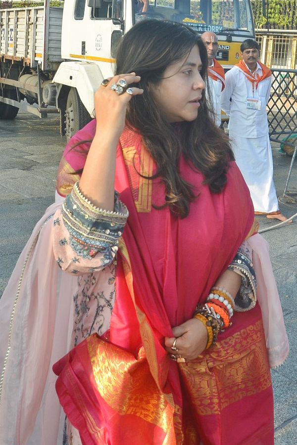 Actress Krithi Shetty Visited Tirumala Tirupati Temple Photos18