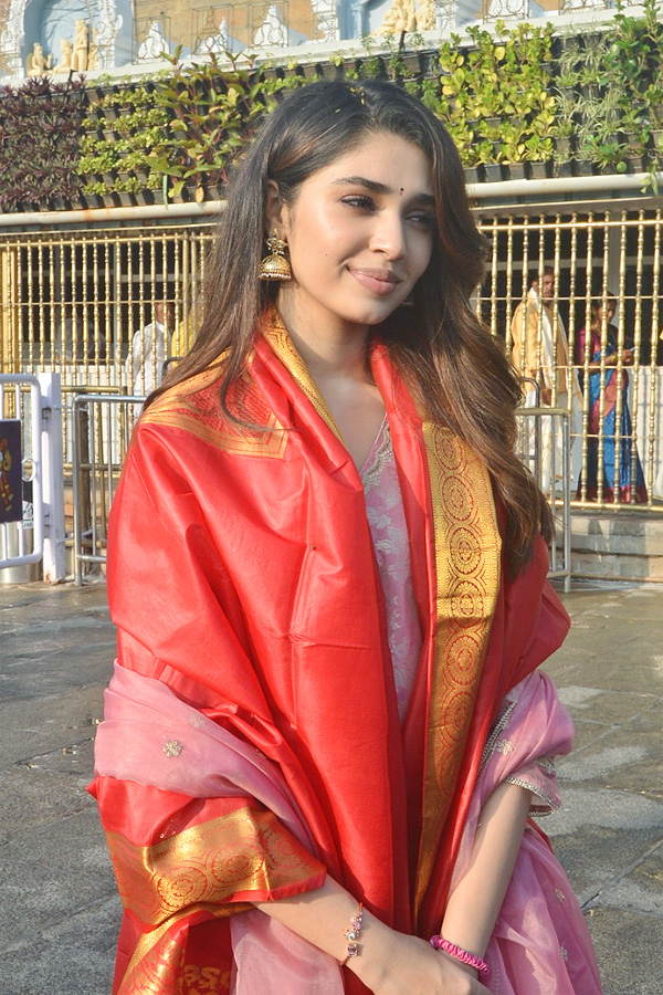 Actress Krithi Shetty Visited Tirumala Tirupati Temple Photos3