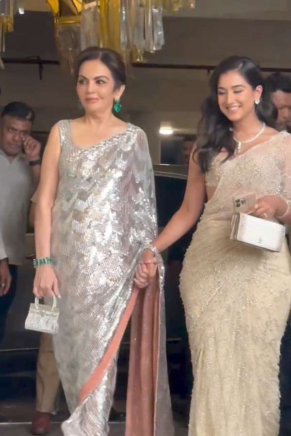 Nita Ambani looked Radiant At Manish Malhotras Diwali bash Photos 3