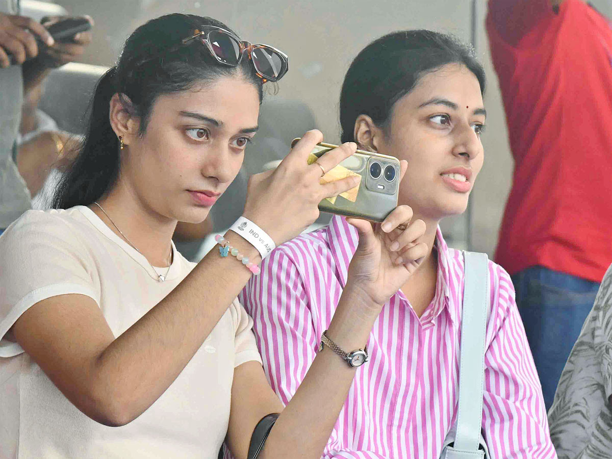 Vizag Crowd Cheers Team India in Thrilling ICC Womens World Cup 2025 Photos8