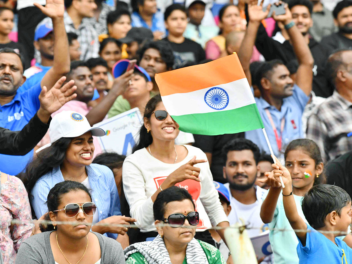 Vizag Crowd Cheers Team India in Thrilling ICC Womens World Cup 2025 Photos14