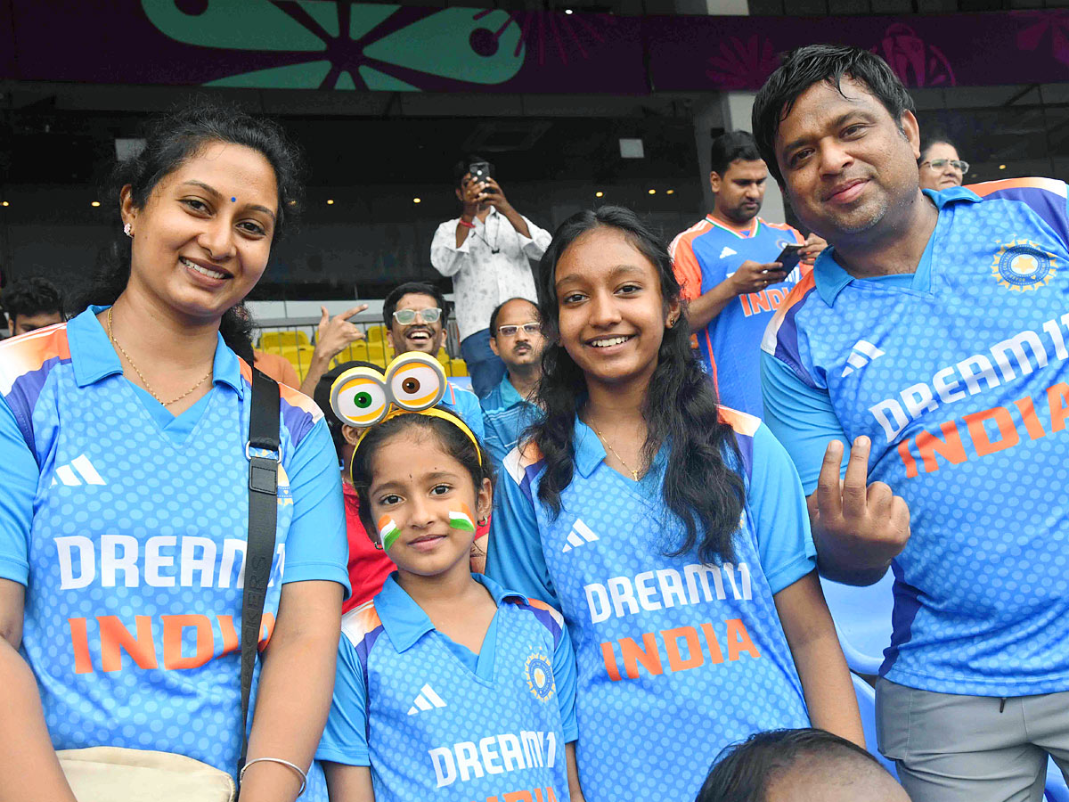 Vizag Crowd Cheers Team India in Thrilling ICC Womens World Cup 2025 Photos9