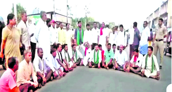 పంట నష్టపరిహారం కోసం రాస్తారోకో1