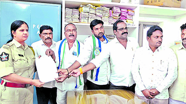 ఎకై ్సజ్‌ కార్యాలయాల వద్ద నిరసన తెలిపిన వైఎస్సార్‌ సీపీ1