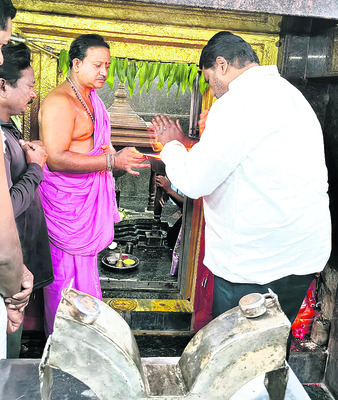 రాజరాజేశ్వరుని సన్నిధిలో మంత్రి అడ్లూరి2