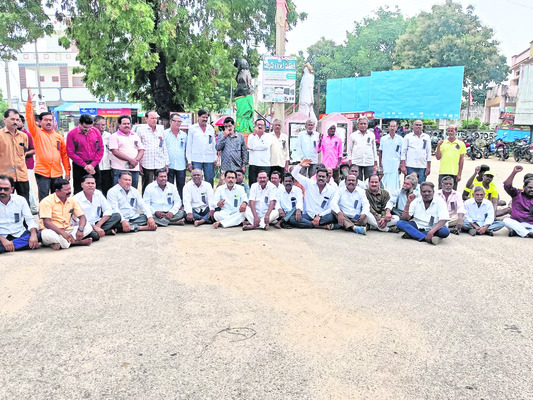 లింబాద్రి గుట్ట జాతరలో పాల్గొనాలని ఎమ్మెల్యేకు ఆహ్వానం1