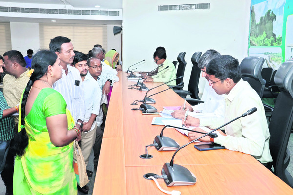 ఫిర్యాదులను సత్వరమే పరిష్కరించాలి1