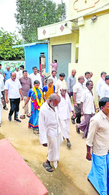 బైక్ను ఢీకొట్టిన బస్సు 1