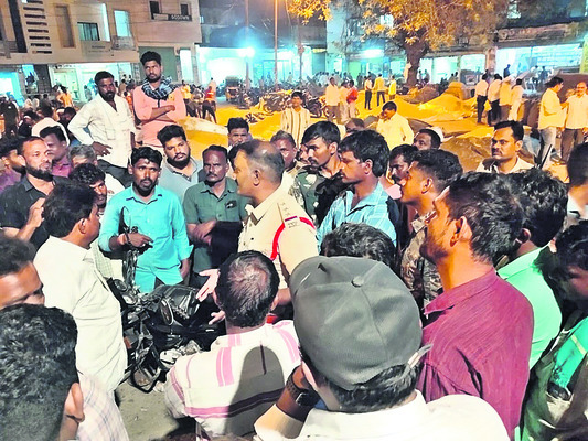 రోడ్డెక్కిన సోయా రైతులు1