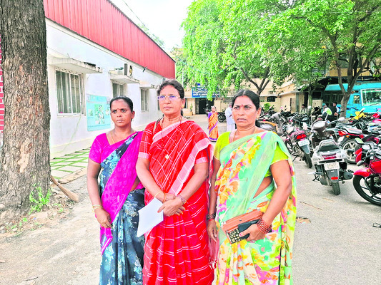 దూర ప్రాంతాల నుంచి తరలివచ్చి..4