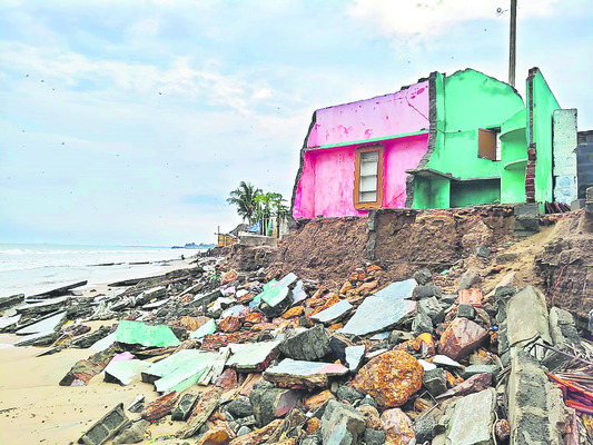 ఉప్పాడ తీరంలో కోతకు గురవుతున్న మత్స్యకారుల గృహాలు కోతకు2